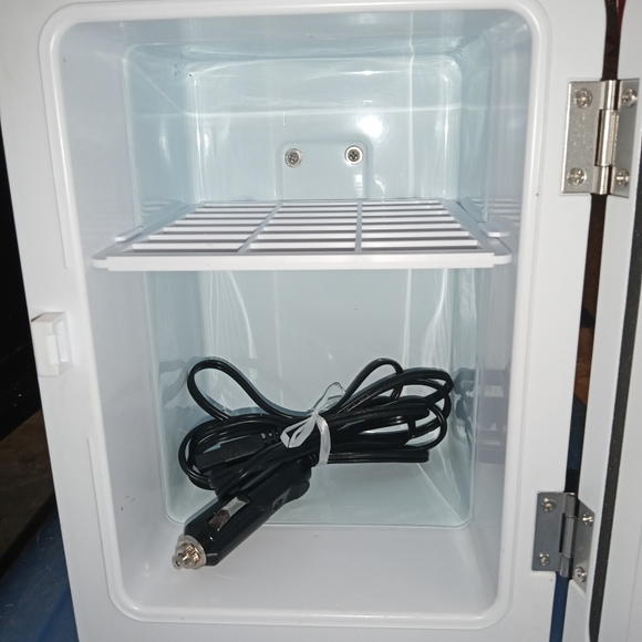 Retro pink Frigidaire mini cooler - Picture 2 of 6